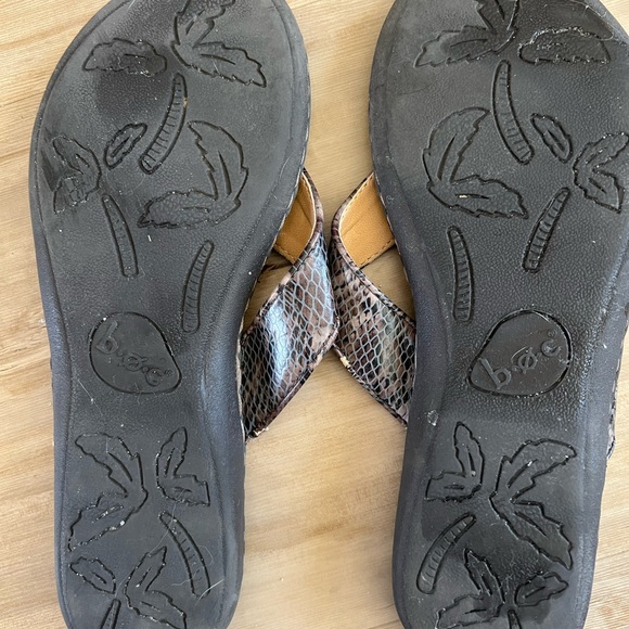 BOC Snakeskin pattern flip flops size 7 - Picture 2 of 3